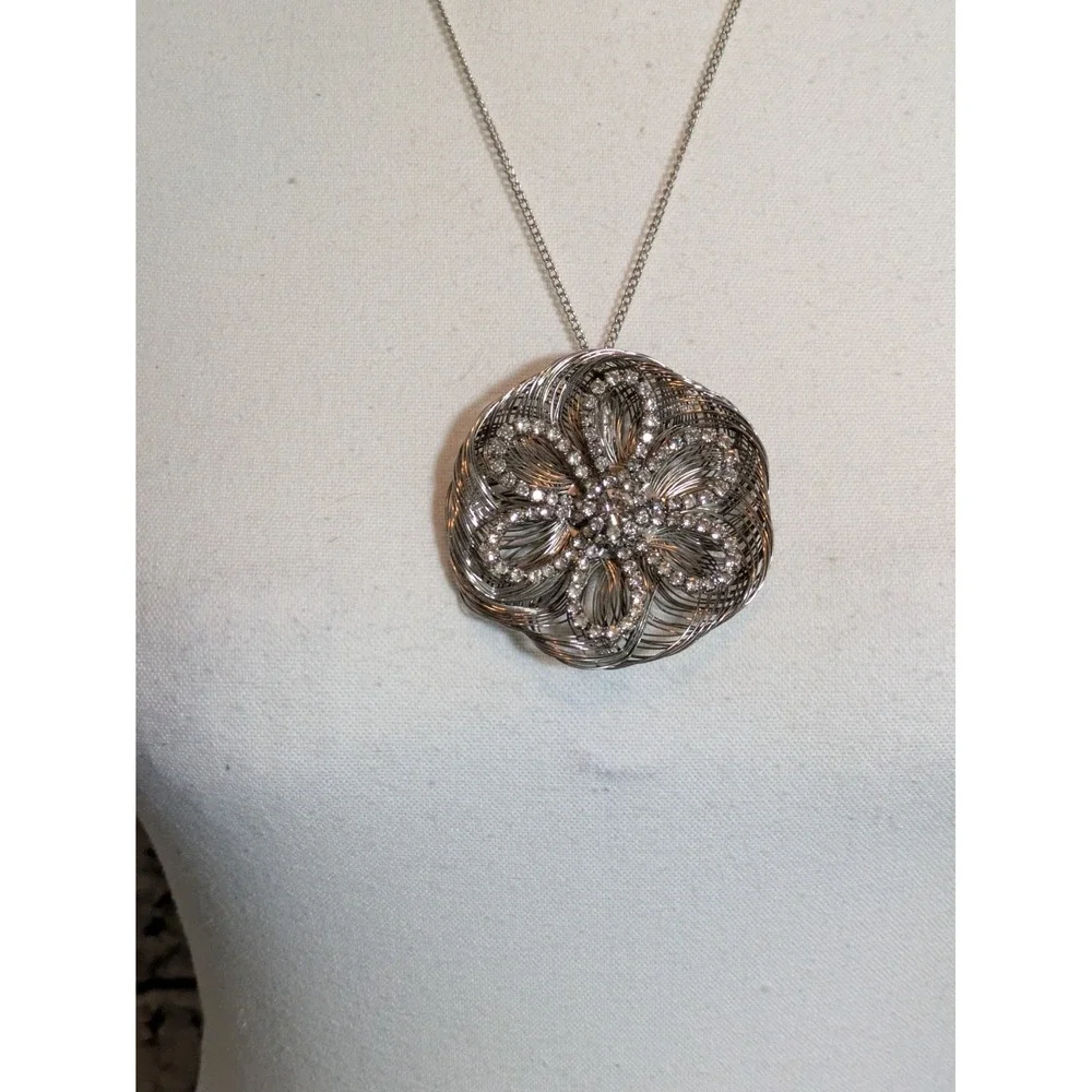 Vintage Wirework Flower Pendant Necklace In Silver Tone 1970's Rhinestones 22